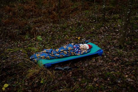 Luontopäiväkoti Pomppiksessa lapset saavat jopa nukkua ulkona. Kuvassa Elmeri Penttinen makoisilla unilla viime marraskuussa.