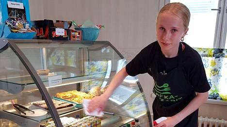 16- vuotias Emmi Pouru työskenteli Kesäduuni OP:n piikkiin- kampanjan tukemana 4H-yhdistyksen kesäkahvilassa Sastamalassa kesällä 2022.