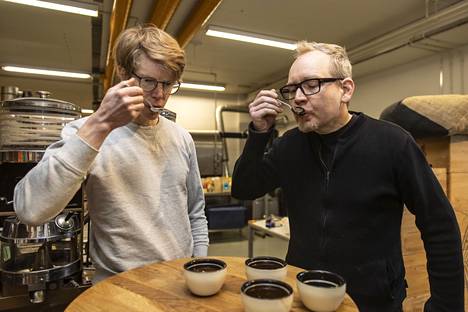 Pienpaahtimoissa kahvin paahtaminen on käsityötä. Pirkanmaan paahtimon paahtaja Tuomas Roschier (oik.) ja kahviasiantuntija Pekka Heinonen maistamassa edellisenä päivänä paahdettuna kahvia.