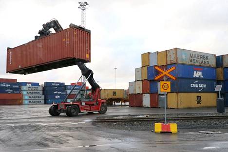 Rauman satamassa kontteja käsittelevän yhtiön Euroports Containersin työntekijät marssivat ulos reaktiona yt-kutsuun.