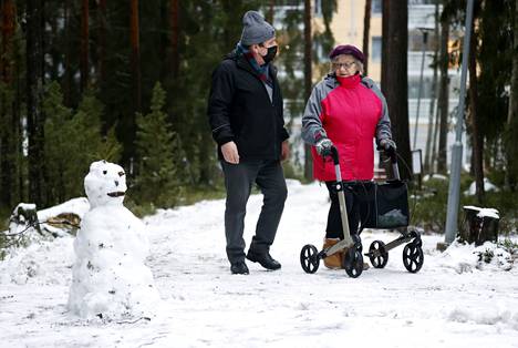 Harri Nevala ja Kaiju Järvinen juttelevat kävellessä vastaan tulevista asioista. Tällä kertaa lähilenkille oli ilmestynyt lumiukko. 