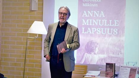 Olli-Pekka Mäkinen kertoi kirjastaan lämpimästi tavalla, jossa Tobiaksen lapsuus piirtyi kuulijoiden tuntemuksiin.