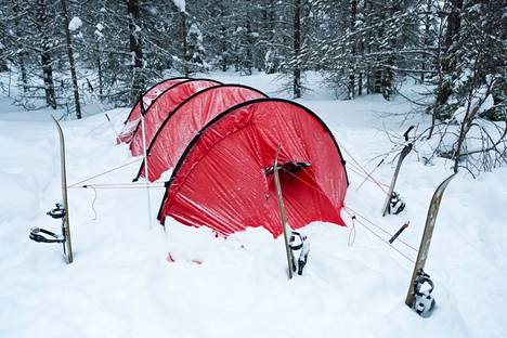 Teltassa yöpyminen talvella vaatii valmistautumista ja osaamista.