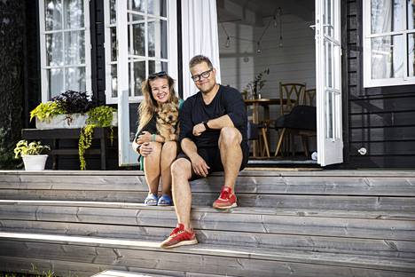 Henna Ojala ja Antti Merikoski viettävät yönsä mökillä mieluiten kesähuoneessa, jonka he viime kesänä remontoivat sisältä oman makunsa mukaan. Kesähuoneesta on järvelle suora näköala. Henna Ojalan sylissä on perheen Mauri-koira.