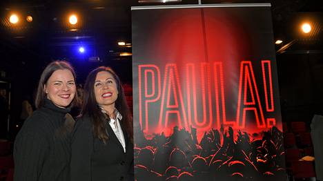 Ninni Kekki (vas.) ja Maarit Peltomaa jakavat Paula Koivuniemen roolin Rauman teatterin uudessa musikaalissa Paula!