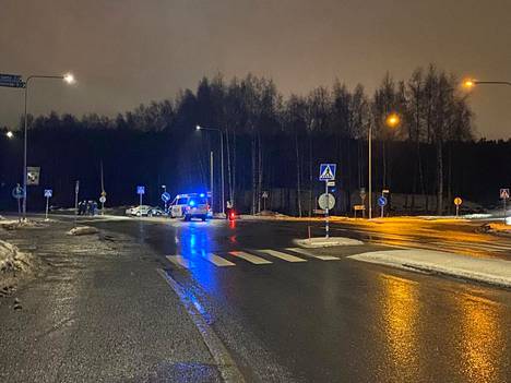 Kahden auton raju nokkakolari tapahtui Tampereen Annalassa Juvankadun ja Yrjöläntien risteyksen tuntumassa torstaina illalla.