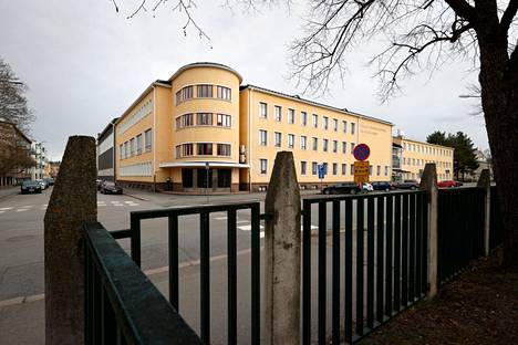 Porin suomalainen yhteislyseo (kuvassa) ja Porin lyseon lukio yhdistyivät Porin lukioksi 1. elokuuta 2021. Porin lukion keskiarvorajat nousivat tänä vuonna edellisvuotta korkeammiksi.
