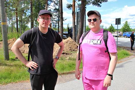 Tarmo Tuominen (vasemmalla) ja Tommi Mäkinen aloittivat varusmiespalveluksensa Niinisalossa. Kaksikko aloitti palveluksensa avoimin mielin.