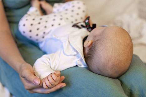 Suomessa syntyi tammi–syyskuussa vähiten lapsia koko mittaushistorian aikana. Vauva nukkui äitinsä sylissä syksyllä 2019. 