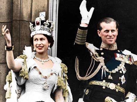 Elisabet II ja printti Philip Elisabetin Buckinghamin palatsin parvekkeella Elisabetin kruunajaispäivänä 1953.