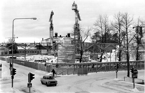 Uutta kaupungintaloa ryhdyttiin rakentamaan vuonna 1989. Muistatko vielä valo-ohjatun risteyksen tontin kulmassa?