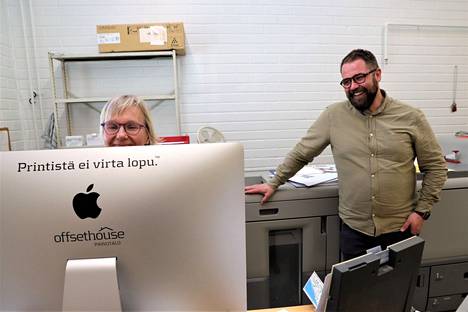 Yrityksen väkeä palaverissa: monitoiminainen Minna Kautto ja toimitusjohtaja Toni Lundén.