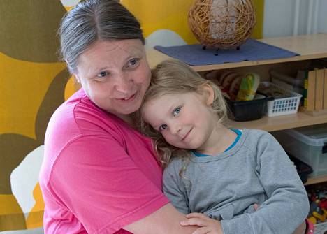 Neljävuotias Aava Äyräväinen pitää koirista ja haluaisi olla eläinlääkäri. Kuvassa myös hoitaja Kati Vainiola. 