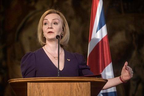 Britannian ulkoministeri Liz Truss on kommentoinut lakiehdotusta ”kohtuulliseksi, käytännön ratkaisuksi Pohjois-Irlannin ongelmiin”. Hänet kuvattiin Prahassa konferenssissa 27. toukokuuta.