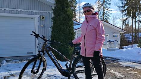 Opettajana työskentelevä Marita Karppinen luopui autosta otettuaan käyttöön sähköpyörän ja työmatkan lyhennettyä aiemmasta.