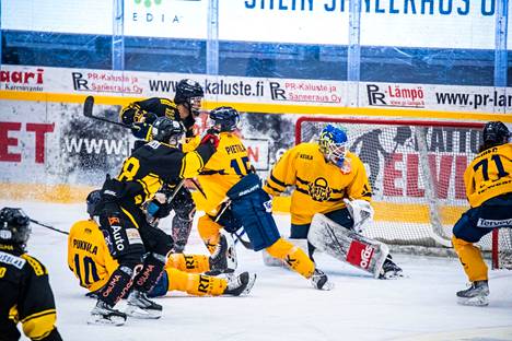 Juuso Helomaan maalilla oli kiirettä ja tapahtumia. Juha Pukkila (10), Noel Pietilä (15) ja Libor Nemec (71) olivat vääntämässä KalPan pelaajien kanssa.