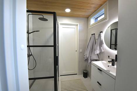 Suihkukaappi on välttämätön pienessä tilassa. Kylpyhuoneen oven takan on vaatehuone, joka on muutettavissa saunaksi.
