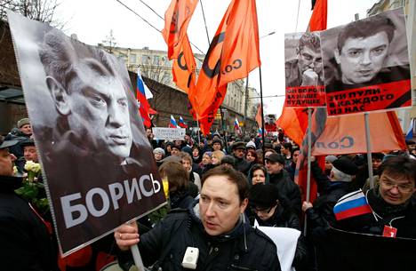 Oppositiopoliitikko Petr Tsarkov kantoi Boris Nemtsovin kuvaa tämän muistoksi järjestetyllä marssilla maaliskuussa 2015.