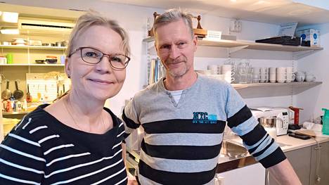 Tuija ja Pauli Mehtonen avaavat P&T Street Cafen Keuruuntien liikehuoneistossa torstaina. Viime ajat ovat kuluneet pintaremonttia viimeistellen ja avajaisia suunnitellen.