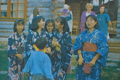 Japanilaiset kesäfestivaaliasut ovat värikkäitä. Niihin lapset pukeutuivat leirin vanhempainillan kunniaksi. 