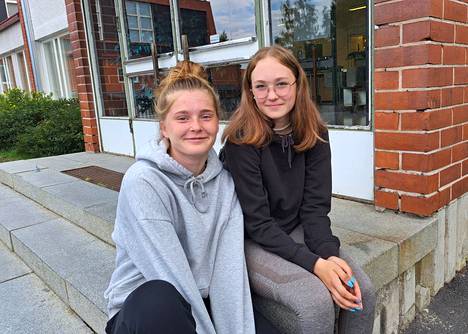 Yhteiskoulun 8. luokalla opiskelevat Amanda Henttinen (vas.) ja Sofia Salovirta iloitsevat yhteiskoulun mukavasta ilmapiiristä. Heidän silmilleen, saati korvilleen ei ole kantautunut kiusaamistapauksia.