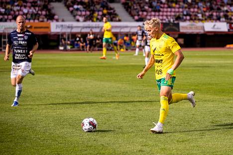 Ilveksen Tuomas Ollilla pallon kanssa AC Oulua vastaan. Ilves hävisi kotonaan 0–2.