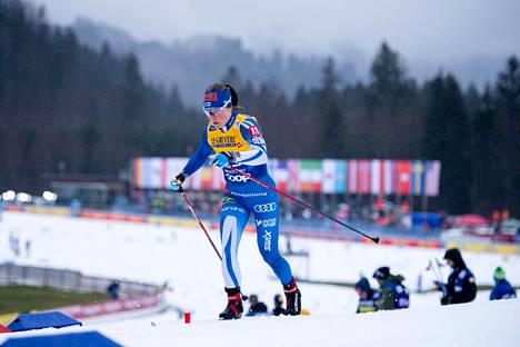 Krista Pärmäkoski hiihti kauden ensimmäisen palkintosijansa tiistaina.