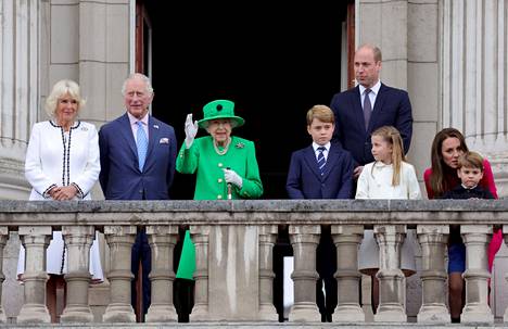 Cornwallin herttuatar Camilla, Prinssi Charles, kuningatar Elisabet, Prinssi George, Prinssi William, Prinsessa Charlotte, Prinssi Louis ja Cambridgen herttuatar Catherine tervehtivät kansaa parvekkeelta kuningattaren jubileum-juhlan aikana kesäkuussa 2022.  Kuningattaren vallassaolon 70-vuotista platinajuhlaa vietettiin tänä vuonna niin, että keskeisimmät tapahtumat järjestettiin pitkänä viikonloppuna kesäkuun alussa. Päivät olivat valtava spektaakkeli, joiden aikana Britannia näytti parasta osaamistaan tilaisuuksien organisoijana. Ohjelmassa oli muun muassa juhlaparaatia, ilmavoimien ylilentoa, konsertti ja valo-show Buckinghamin palatsilla, laukkakilpailua, piknikkejä ja kulkueita sekä kiitosjumalanpalveluksia.