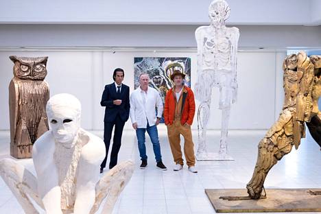 Muusikko Nick Cave, kuvanveistäjä Thomas Houseago ja näyttelijä Brad Pitt esittelivät töitään Sara Hildénin taidemuseossa lauantaina 17. syyskuuta.