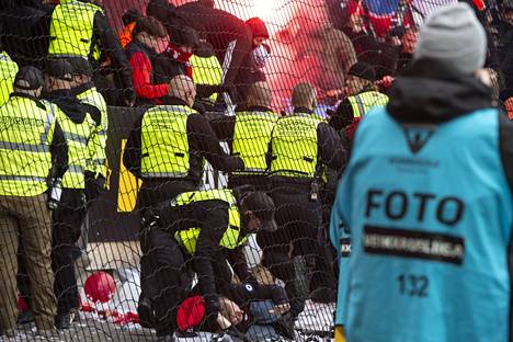Järjestysmiehet rauhoittelivat yleisöä HIFK:n fanipäädyssä.