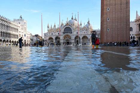 Pyhän Markuksen torilla Venetsiassa joutui kahlaamaan 4. joululkuuta.