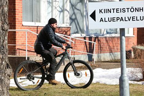 Esa Heikkinen pyöräilee töihin kesät talvet. Päässä on aina pyöräilykypärä, mutta juuri kuvauspäivänä se oli unohtunut kotiin.