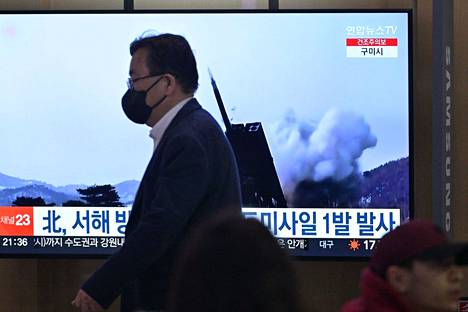 Ihmisten taustalla pyöri tv:n uutislähetys Pohjois-Korean ohjuskokeesta Etelä-Korean pääkaupungissa Soulissa 9. maaliskuuta. 