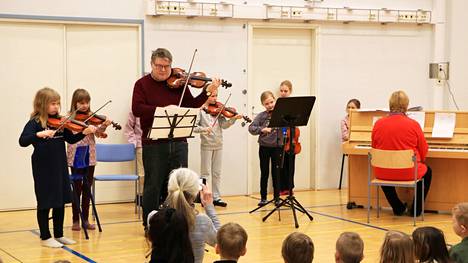 Korven koulun oppilaat kerääntyivät tiistaina aamulla kuuntelemaan Jämsänjokilaakson musiikkiopiston konserttia. Konsertin jälkeen koululaiset saivat esittää kysymyksiä. 