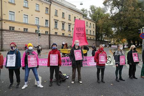 Kuuden poliisin virkarikosepäilyt liittyvät Elokapinan mielenosoitukseen Helsingin Kaisaniemessä vuoden 2020 lokakuussa.