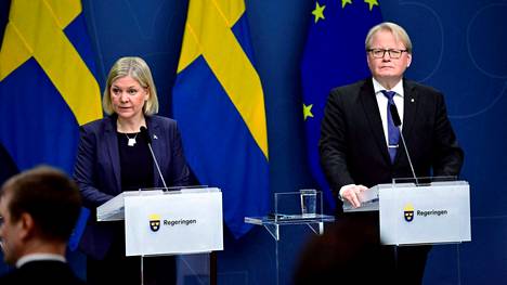 Asiantuntijoiden mukaan Ruotsin hallitus ei liputa Nato-optiolle. Ruotsin pääministeri Magdalena Andersson ja puolustusministeri Peter Hultqvist kommentoivat Venäjän hyökkäystä Ukrainaan Tukholmassa torstaina 24. helmikuuta. 