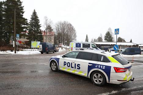 Poliisi sulki kulun Kopsamontielle. Silminnäkijä kertoi, että poliisi piirittää taloa, joka sijaitsee Juupajoen kirkon vieressä Kopsamontiellä. 