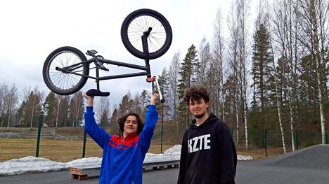 Ukrainasta Keuruulle saapuneet Juri ja Tim harrastavat BMX-pyöräilyä, jota he voivat harrastaa Tervan skeittirampissa.