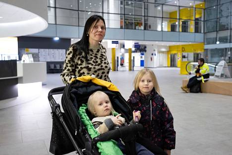Nanna, Veikko ja Isla Lindholm-Toivanen saapuivat Taysiin maanantaina iltapäivällä sen jälkeen, kun he olivat pitkin päivää yrittäneet saada apua terveyspalveluiden neuvonnasta sekä terveysasemalta. 