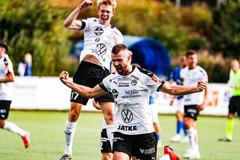 Niklas Friberg Tehtaan kentällä Haka - Inter -ottelussa elokuussa 2021. Taustalla juhlii Janne-Pekka Laine.
