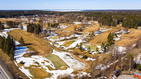 Tältä Tampereen Ruotulan golfkentän yllä näytti keskiviikkona 20. huhtikuuta. Raitiotietä ja asuinaluetta on suunniteltu Teiskontien pohjoispuolelle eli golfkentän päälle.
