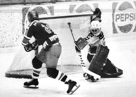 Tappara-tähti Martti Jarkko ohitti TPS-maalivahti Jari Paavolan vuonna 1977.