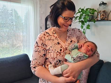 Leena Finskalla on viisi lasta, joista nuorin syntyi 18. huhtikuuta. Nyt Finska on kotona vanhempainvapaalla.
