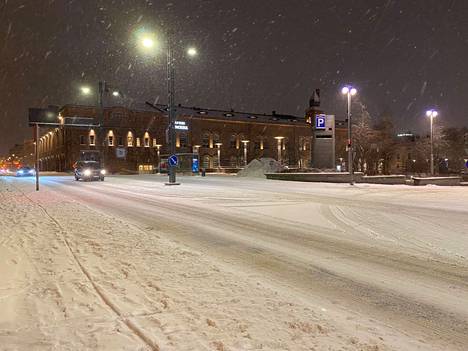 Tampereen Satakunnankadulla liikenne oli tiistaina aamuseitsemältä rauhallista. Lumisade ja pöllyävä lumi tekevät kelistä tiistaina hankalan. Myös pyörällä tai jalan liikkuvien kannattaa olla tarkkana, sillä lumen alla on paikoin jäätä.