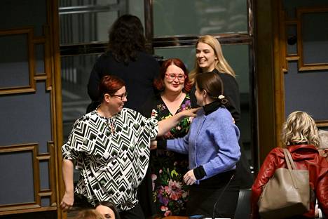 Vasemmistoliiton Merja Kyllönen (vas.), Pia Lohikoski, Mai Kivelä ja Veronika Honkasalo eduskunnan täysistunnossa, kun eduskunta hyväksyi uuden translain.