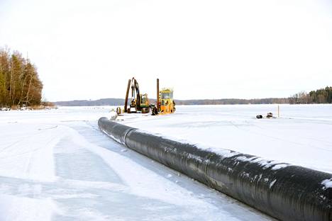 Vesiaseman kohdalla Tyrynlahdella kielletään jäällä ajo. Jään alla kulkee kuvan imuputki, jota esiteltiin Valkeakosken Sanomille vuonna 2019.