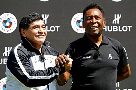 Jalkapallolegendat Diego Maradona ja Pelé vuonna 2016.