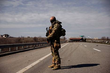 Ukrainalainen sotilas oli vahdissa Harkovan ulkopuolella, kun Venäjän hyökkäys Ukrainassa jatkui 34:nnettä päivää tiistaina.