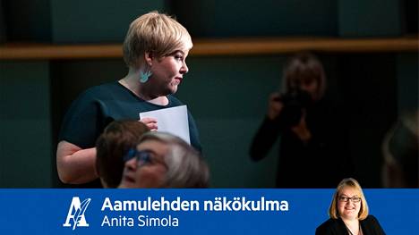 Keskustan tuoreet kannatusluvut eivät saaneet puolueen puheenjohtajaa Annika Saarikkoa hymyilemään.