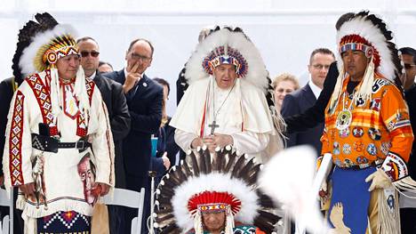 Paavi Franciscus tapsi Kanadan alkuperäisväestöä Edmontonin eteläpuolella Maskwacisissa maanantaina 25. heinäkuuta. 